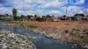 Un parc de loisirs pour enfants créé par des jeunes des bidonvilles sur les rives de la rivière Nairobi très polluées à Korogoc, 17 mai 2019. 