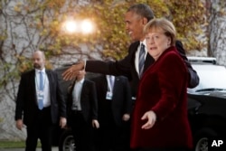 German Chancellor Angela Merkel, right, welcomes President Barack Obama for a meeting at the chancellery in Berlin, Nov. 17, 2016.