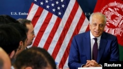 Utusan Khusus AS untuk Perdamaian di Afghanistan Zalmay Khalilzad berbicara dengan para wartawan di Kedutaan Besar AS di Kabul, Afghanistan, 18 November 2018. 