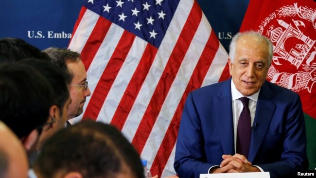 阿富汗出生的美国阿富汗和平事务特使哈利勒扎德在美国驻喀布尔使馆与当地记者交谈。(2018年11月18日)