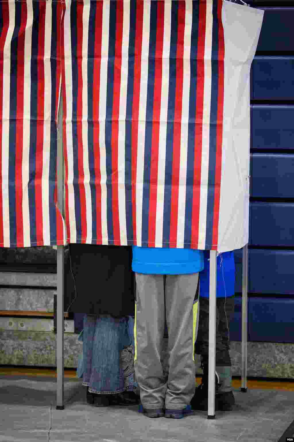 选民在投票亭内。（美国之音记者方正拍摄）
