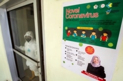 Seorang petugas medis tampak di dalam ruang isolasi yang disiapkan untuk pasien Covid-19 di Rumah Sakit Cut Meutia, di Aceh, 3 Maret 2020. (Foto: Antara via Reuters)