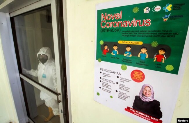 Seorang petugas medis tampak di dalam ruang isolasi yang disiapkan untuk pasien Covid-19 di Rumah Sakit Cut Meutia, di Aceh, 3 Maret 2020. (Foto: Antara via Reuters)