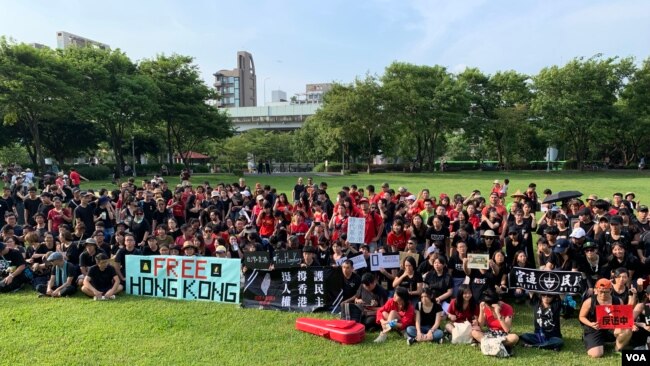 参加用身体排列出Free Hong Kong字样的台湾、香港两地民众在活动结束后拍大合照。（美国之音林枫拍摄，2019年8月11日）