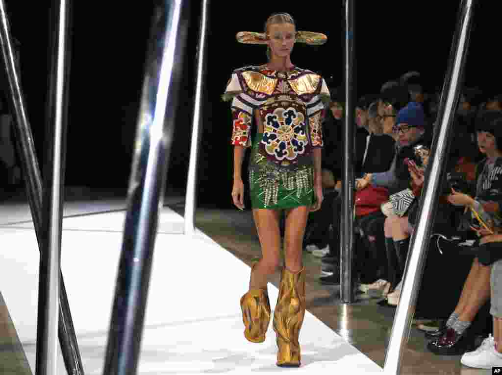  A model wears a creation designed by Keiichiro Yuri during the 2017 Spring/Summer Collection at the Tokyo Fashion Week in Tokyo, Friday.