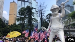 9月8日中環遮打花園支持美國香港民主與人權法的集會，再次擺放香港民主女神像，現場有大批集會人士高舉美國旗。(攝影: 美國之音湯惠芸）