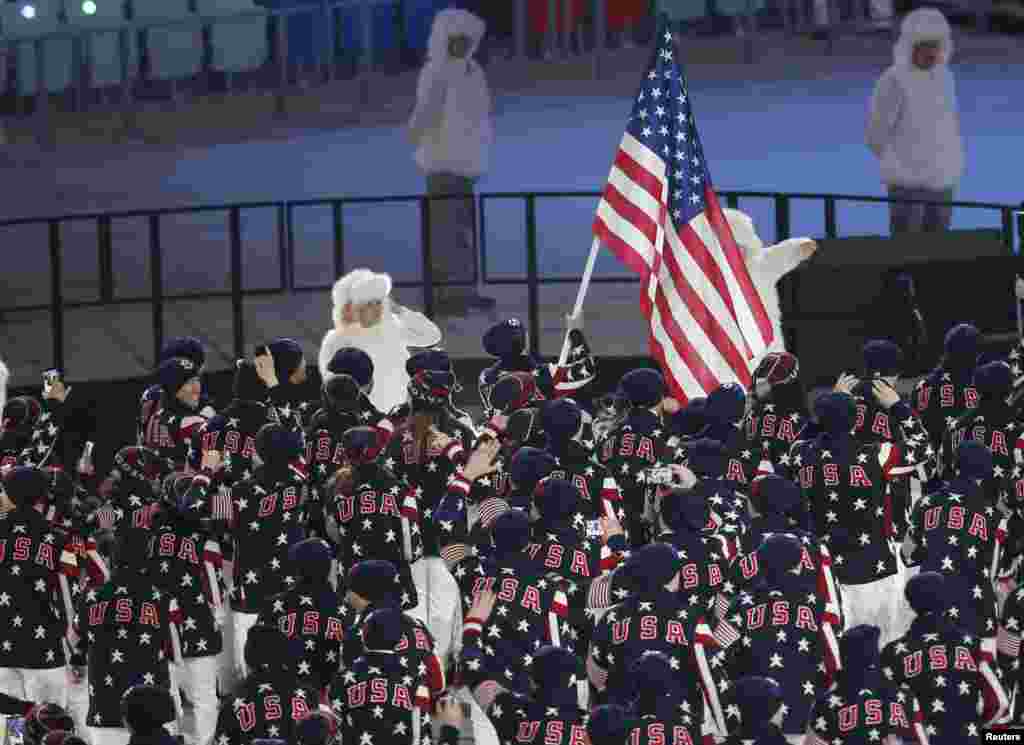 美國隊的旗手羅德維克率領美國隊在索契冬奧會的開幕式上行進