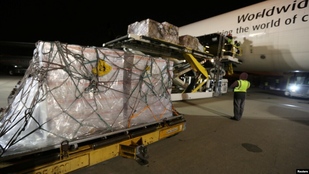 2020年2月1日联邦快递工作人员在亚特兰大国际机场将医用口罩和其他防护装备装上架运往中国的货机。