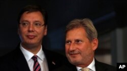 Srpski premijer Aleksandar Vučić i evropski komesar Johanes Han tokom susreta u Beogradu