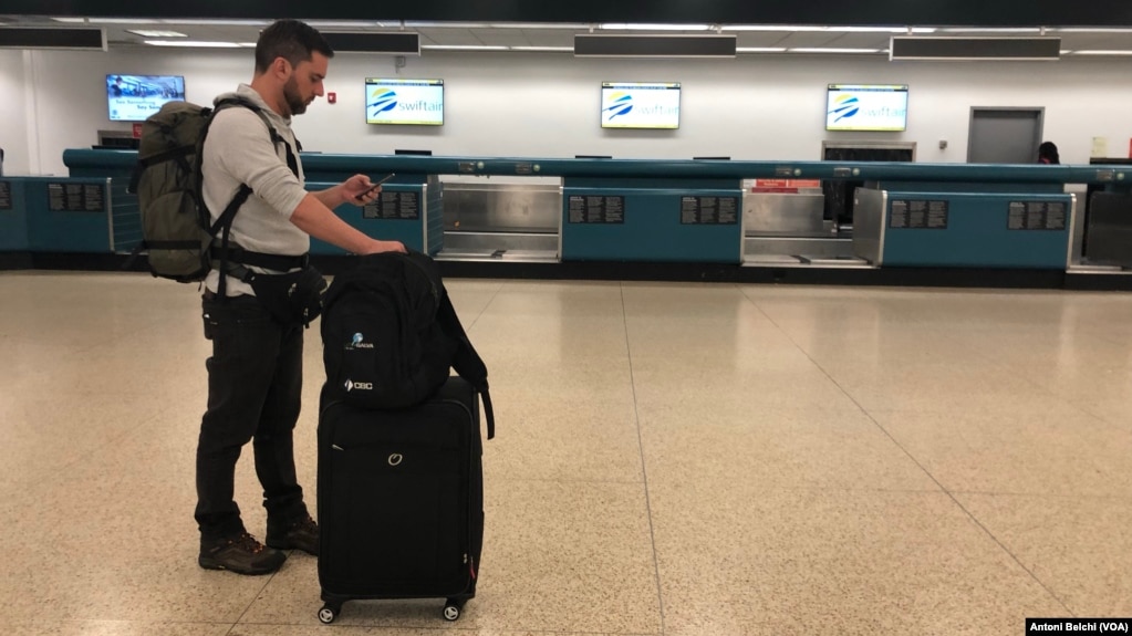 Un pasajero espera en la terminal de salidas del Aeropuerto Internacional de Miami tras conocer el anuncio de Donald Trump de cancelar todos los vuelos desde y hacia Europa debido al coronavirus. (Foto: Antoni Belchi)