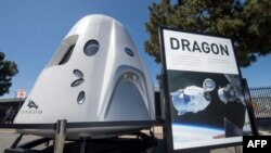 Los turistas serán transportados en la cápsula Dragón de la tripulación de SpaceX, que fue desarrollada para transportar a los astronautas de la NASA y debe hacer su primer vuelo tripulado en los próximos meses.