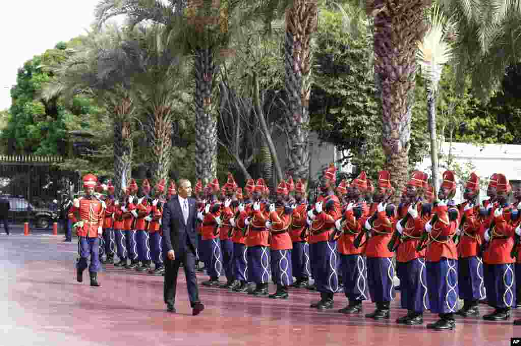 U.S. President Barack Obama is welcomed by a Senegalese honor guard as he arrives at the presidential palace in Dakar, Senegal, June 27, 2013. 