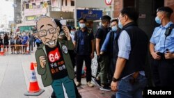 香港警方2021年9月9日突襲六四紀念館時搬走了支聯會創始人司徒華的頭像（路透社）