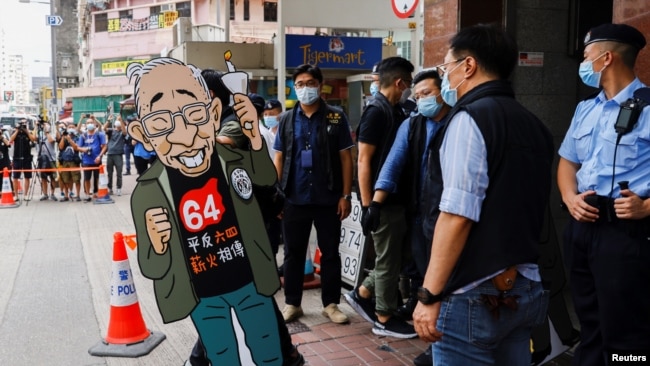 香港警方2021年9月9日突袭六四纪念馆时搬走了支联会创始人司徒华的头像（路透社）