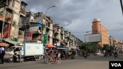 A general view of Phnom Penh's White Building and its residents on Friday, September 5, 2014. (Nov Povleakhena/VOA Khmer)