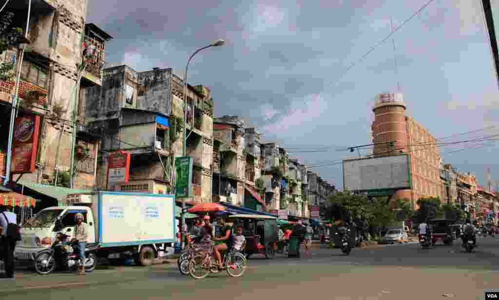 ទិដ្ឋភាព​ជា​ទូទៅ​នៃ​អគារ​ប៊ូលឌីង​និង​អ្នក​រស់​នៅ​ក្នុង​អគារ​ប៊ូលឌីង​ក្នុង​រាជធានី​ភ្នំពេញ​កាល​ពី​ថ្ងៃ​សុក្រ​ទី​៥ ខែ​កញ្ញា ឆ្នាំ​២០១៤។ (នូវ ពៅលក្ខិណា/VOA) 