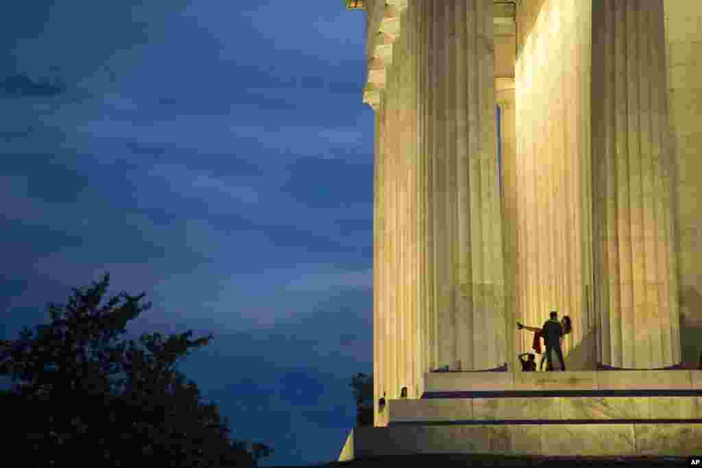 ژست گرفتن یک زوج برای عکس در یادبود لینکن در واشنگتن دی سی&zwnj;.
