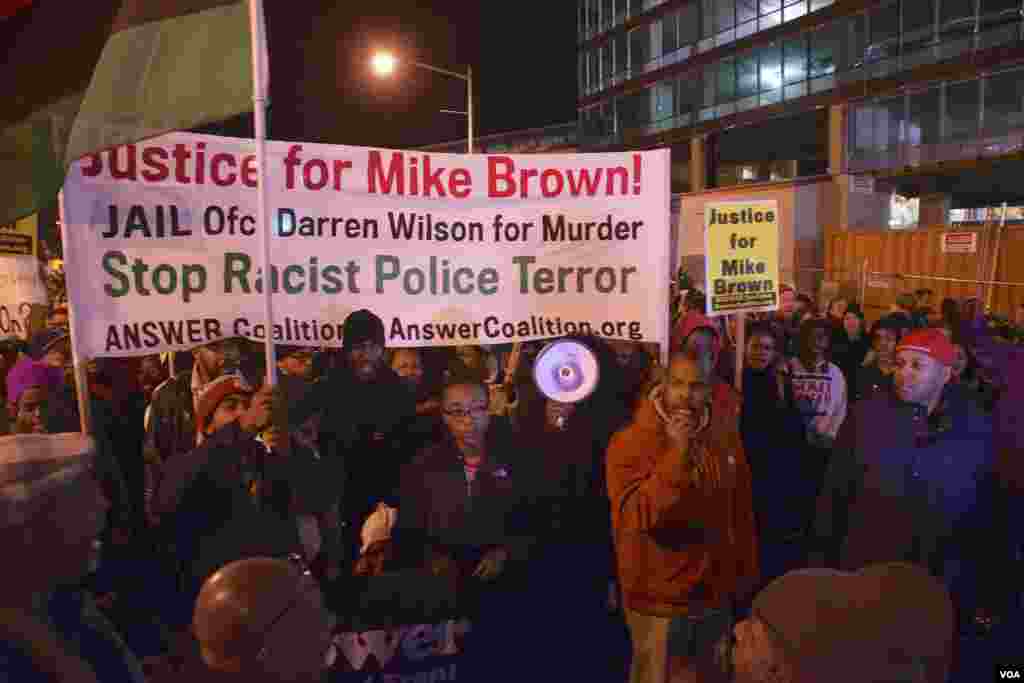 &quot;Justiça para Michael Brown&quot; - Manifestantes protestaram em Washington DC na noite de Terça-feira, 25, em solidariedade com a comunidade de Ferguson, após a decisão do Grande Júri de não acusar o polícia que atirou mortalmente em Michael Brown, um jovem negro de 18 anos. Nov. 2014