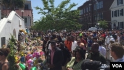 美國南卡查爾斯頓的非裔AME教堂在槍擊事件之後首次舉行宗教活動，教堂外聚集大批群眾。 