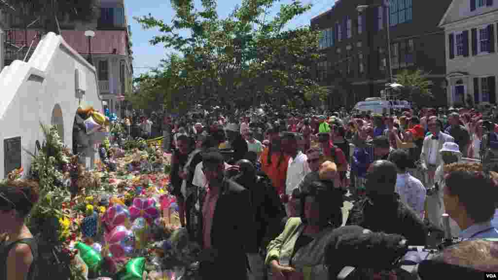 La foule déborde à l&rsquo;extérieur de l&#39;église Emmanuel réunis en prière, à Charleston, Caroline du Sud, le 21 juin 2015. (Amanda Scott/VOA)