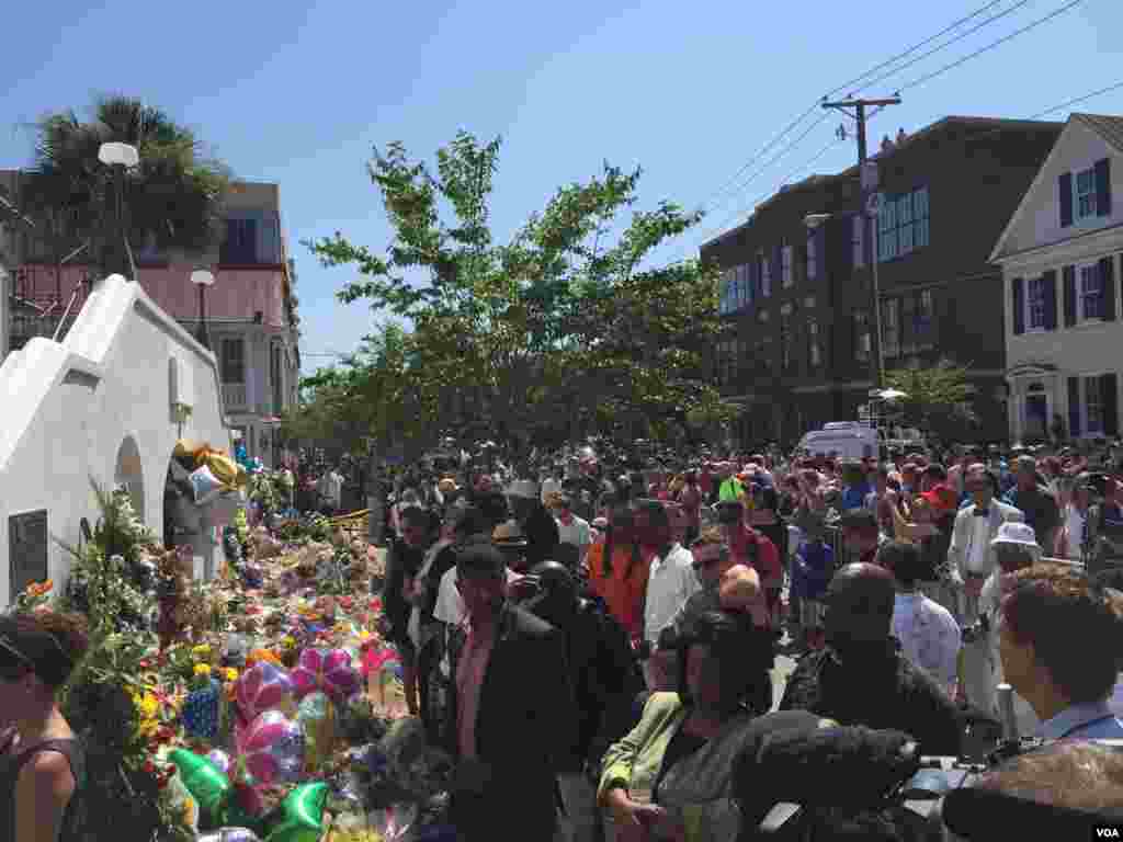 Kerumunan orang di luar Gereja AME Emanuel di Charleston, South Carolina (21/7) selama kebaktian pertama pasca penembakan massal berlangsung. (VOA/Jerome Socolovsky)