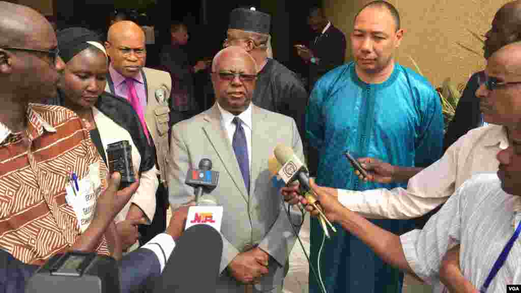 L&rsquo;ancien président du Liberia, Amos Sawyer dirige la mission de 75 observateurs de la CEDEAO pour le second tour du 20 mars au Niger, Niamey 18 mars, 2016, Photo Bagassi Koura.