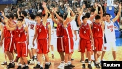 지난 2002년 부산 아시안 게임 남자 종구 8강전 경기를 치른 남북한 대표팀 선수들이 관중들을 향해 손을 흔들고 있다.