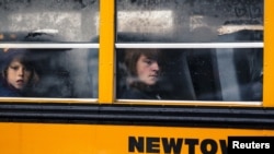 Des étudiants dans bus d'école arrivant au lycée de Newtown, Connecticut 18 décembre, 2012.