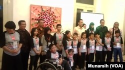 Anak-anak penyandang disabilitas, peserta pameran Explorasi Titik berfoto bersama Gubernur DIY Sultan Hamengkubuwono X (tengah), mengenakan baju warna terang). (foto:VOA/ Munarsih Sahana)