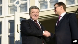 핀란드를 방문한 페트로 포로셴코 우크라이나 대통령(왼쪽)이 24일 주하 시필 핀란드 총리와 악수하고 있다.