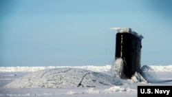 美国海军一艘潜艇2016年3月15日在北极参与演习 （美国海军照片) 