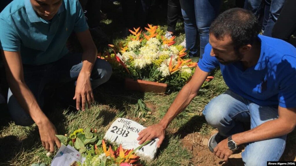 Familiares logran entrar al entierro de sus seres queridos abatidos en la llamada masacre de El Junquito en Venezuela.