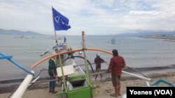 Suasana aktifitas nelayan di pantai Talise, dengan latar Teluk Palu. Ketiadaan dermaga membuat nelayan memanfaatkan pantai yang direklamasi untuk menaruh perahu mereka, Sabtu, 19 Desember 2020. (Foto: VOA/Yoanes Litha)