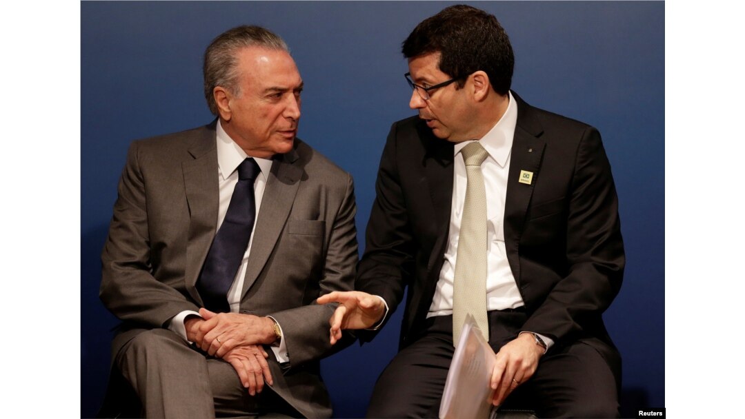 Brazil's President Michel Temer speaks with Banco do Brasil CEO Paulo Rogerio Caffarelli, right, during a ceremony to launch the "Simpler Undertakings" Program in Brasilia, March 15, 2017.