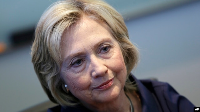 Hillalry Clinton durante una entrevista anterisor con la AP, en la que mantuvo que no tenia que disculparse por usar un servidor privado de emails.