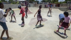 Jovens a andar de skate na Maputo Skate