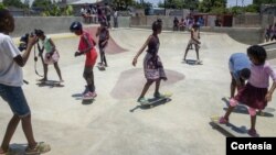 Jovens a andar de skate na Maputo Skate