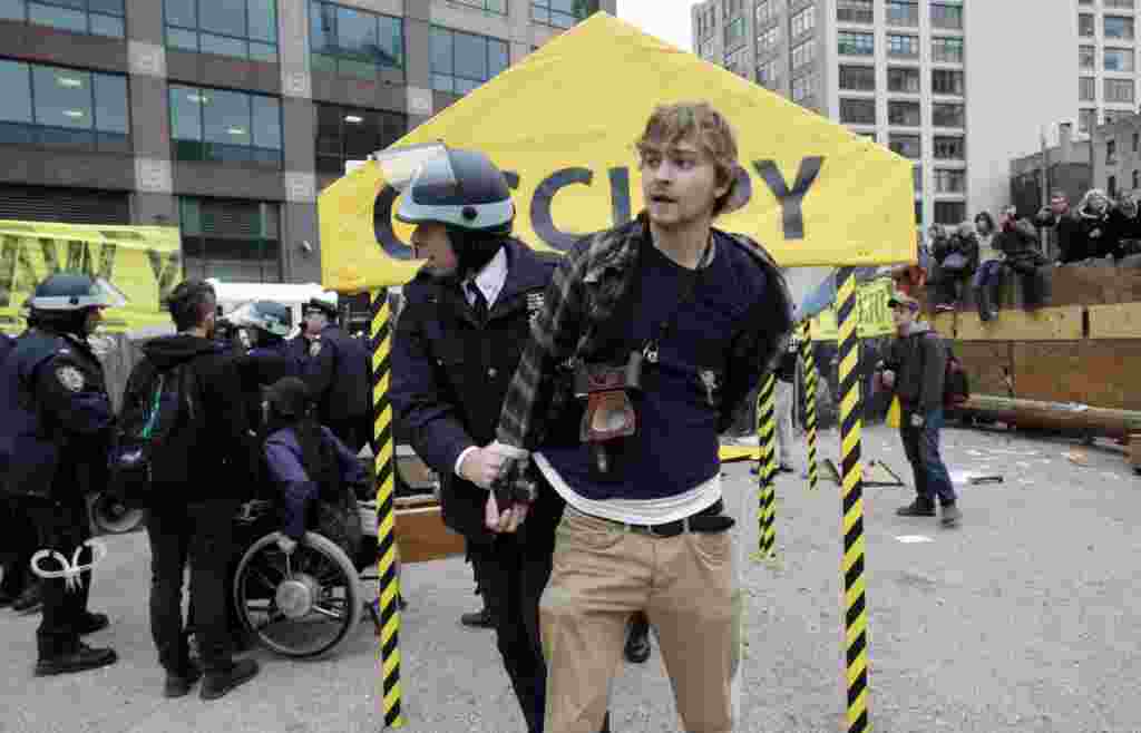En la madrugada del 15 de noviembre de 2011, cientos de policías, con equipo antidisturbios, desalojaron a cientos de manifestantes de su campamento en el parque Zuccotti en Nueva York.