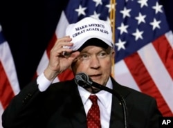 Jeff Sessions porte une casquette "Make Mexico great again also" lors d'un rassemblement le 31 août 2016.