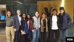 وائس آف امریکہ کا دورہ کرنے والا یس ایکس چینج پروگرام میں شامل طالب علموں کا ایک گروپ۔ اکتوبر 2017