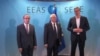 Верховный представитель ЕС Жозеп Боррель, в центре (архивное фото)