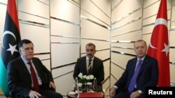 Le président turc Tayyip Erdogan rencontre le Premier ministre libyen reconnu Fayez al-Sarraj à Berlin, Allemagne, le 19 janvier 2020. Murat Cetinmuhurdar / Bureau de presse présidentiel turc