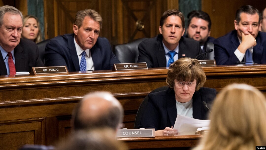 سینیٹ کی جوڈیشل کمیٹی کے ارکان کرسٹین فورڈ کا بیان سن رہے ہیں