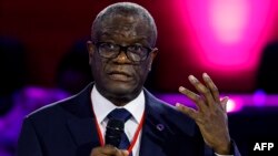 Le prix Nobel de la paix Denis Mukwege prononçant un discours lors du Forum Génération Égalité, au Carrousel du Louvre, à Paris le 30 juin 2021.