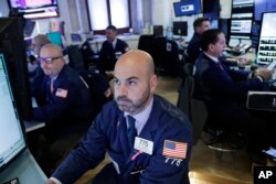 Operadores siguen las acciones el lunes 19 de noviembre de 2018 en la Bolsa de Nueva York.