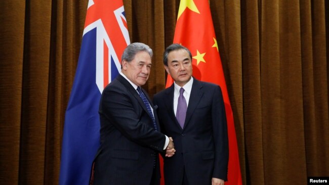 中国外长王毅2018年5月25日在北京会见新西兰外长彼得斯。