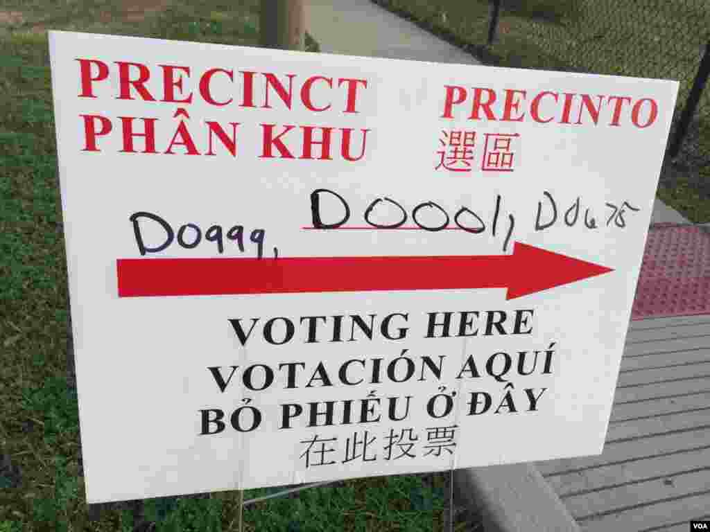 Signs in several languages indicate polling station locations in Harris County, Houston, Texas. (G. Tobias / VOA)