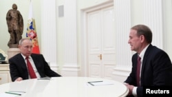 ARHIVA: Ruski predsjednik Vladimir Putin na sastanku sa ukrajinskim političarem Viktorom Medvedčukom u Moskvi (Foto: Sputnik/Alexei Nikolsky/Kremlin via REUTERS)