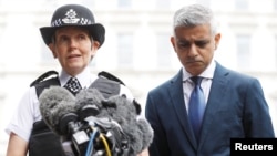 사디크 칸(오른쪽) 런던시장과 크레시다 딕 런던 광역경찰청장이 5일 런던브리지 인근에서 기자회견을 통해 지난 3일 발생한 차량돌진 테러 수사 상황을 설명하고 있다. 