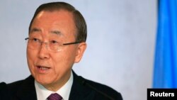 Sekretè Jeneral Ban Ki-moon prezante eskiz li 3 fwa bay pèp ayisyen an, nan jounen jedi premye desanm 2016 la: an Kreyòl, Fransè ak Anglè, pou eklatman epidemi kolera a ann Ayiti. 